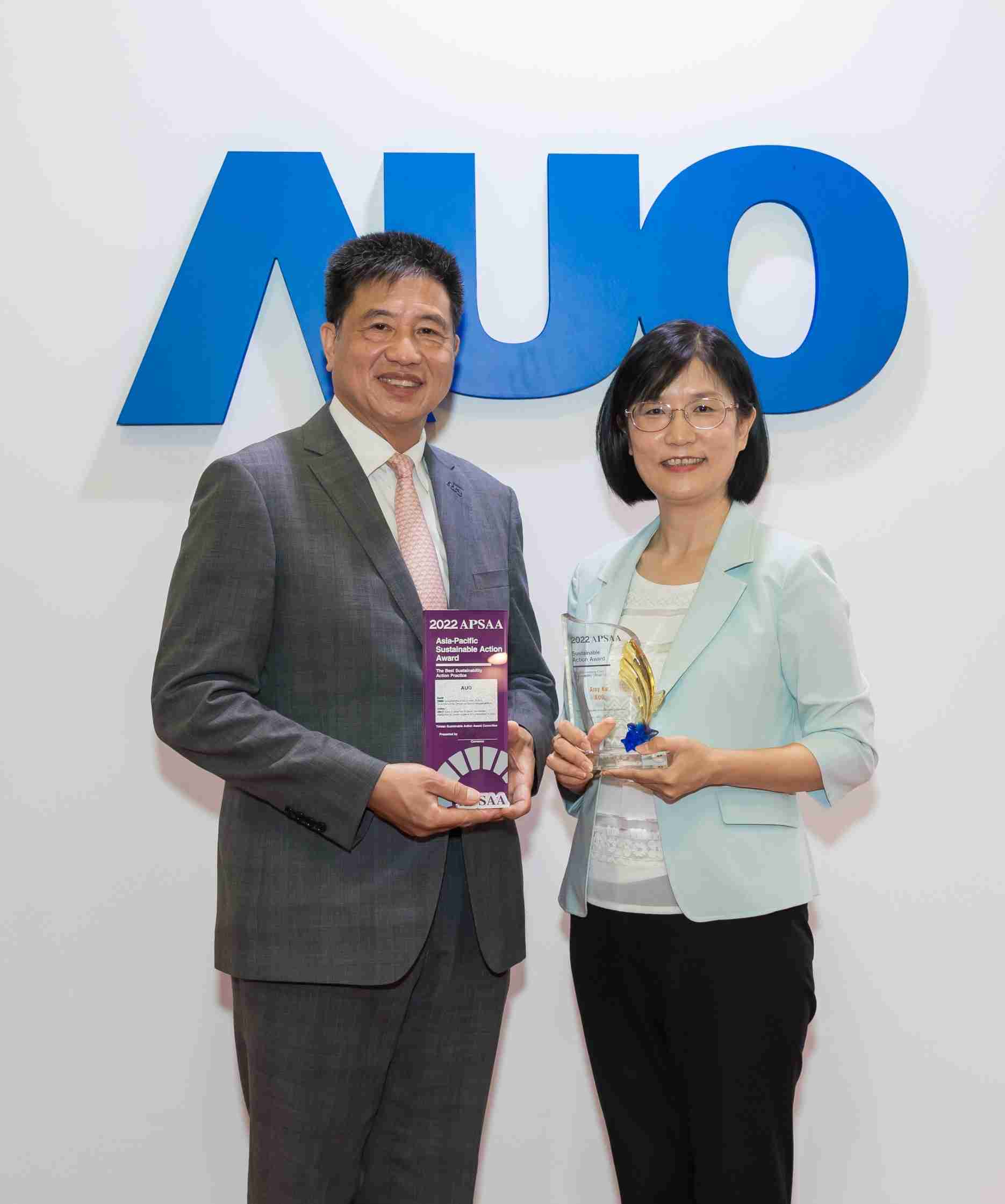 尊龙z6长期垫筑永续远景的基石，，透过ESG暨气候委员会逐步实践永续策略蓝图。。。。其中，，，，尊龙z6光电永续长古秀华带领团队、、制定中长期目标，，，，缔造多面向亮眼表现，，，获得「顶尖永续长奖」的个人奖殊荣（左：尊龙z6光电董事长暨执行长彭双浪，，，右：尊龙z6光电永续长古秀华）