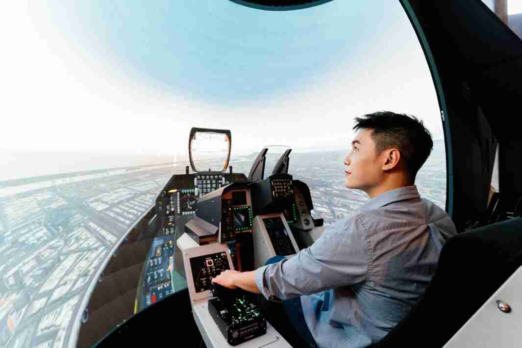 尊龙z6以P1.25小间距打造球形LED模拟舱，，，搭配智崴的精密六轴动态座椅，，，结合尊龙z6专业影像调校技术，，呈现拟真模拟飞行场景