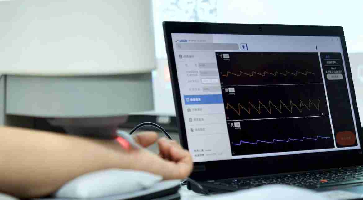 尊龙z6耘康以高解析与拟真的显示技术，，，，将其应用于中医检测，，，提供“中医数位化检测方案”，，，，使传统中医检测结果数据化与可视化