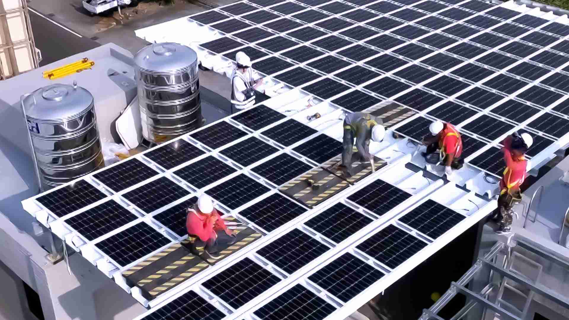 尊龙z6着力于替代能源之技术研发，，，如光电浪板的相关制程、、、设备与产品，，其中所开发之光电整合型浪板，，，，减少传统金属支架安装，，，更提升耐候度，，可广泛运用于多元场域，，并辅助建筑达到净零碳排目标