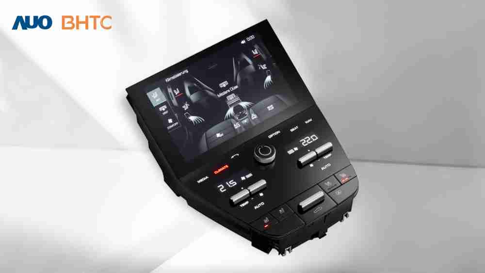 作為友達新生力軍，，，BHTC所展示的中央與後座鞍部的Display HMI產品，，，可處理多區恆溫控制、、顯示畫面，，，，呈現仿真3D車室分區；以力傳感技術精準傳遞觸感，，，，並結合音量及震動反饋，，，防止意外啟動，，提供使用者自然流暢、、直觀且輕鬆駕馭的舒適介面