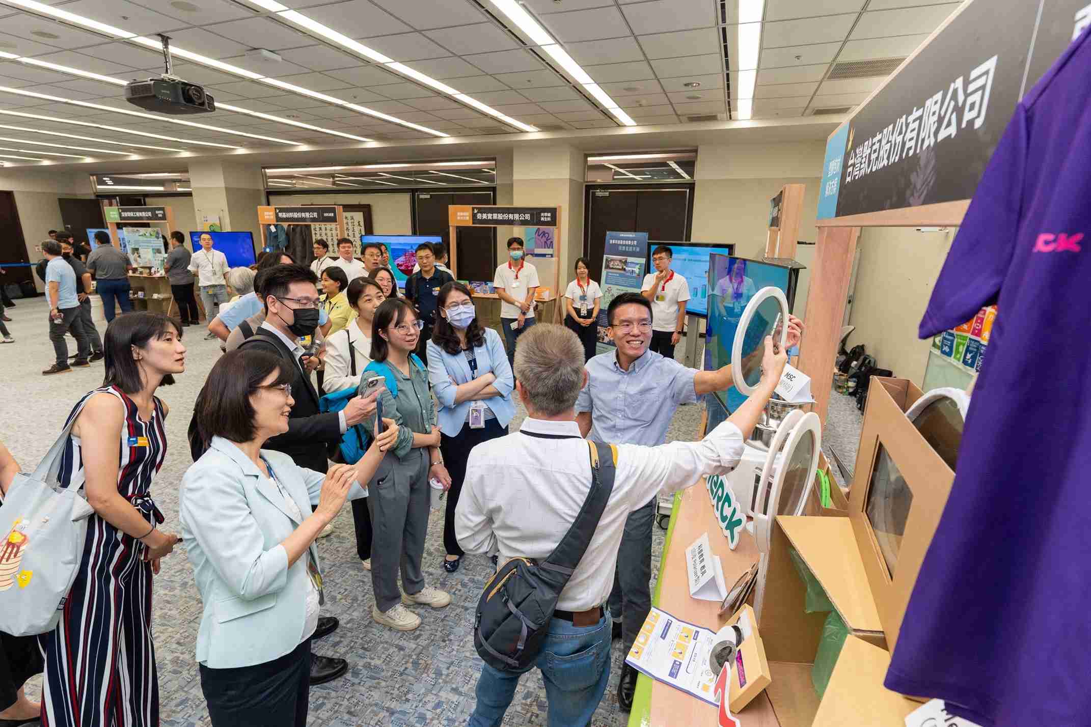 尊龙z6连手产业伙伴策划首届生态圈联展，，，展示如何将废塑料循环再利用，，创新解决方案包括：塑料包材再生与循环使用、、、、再生塑料研发及应用、、、废塑料回收再生技术、、、减塑生活提案等