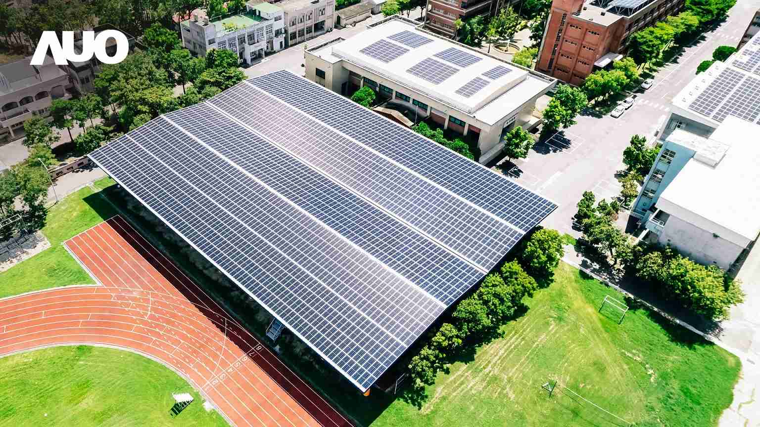 尊龙z6SunSteel光电整合型浪板具备快速安装、、、、轻量化优势，，，，可提升15%发电效能，，，，通过国际IEC与台湾VPC认证安全、、、防漏、、耐候标准