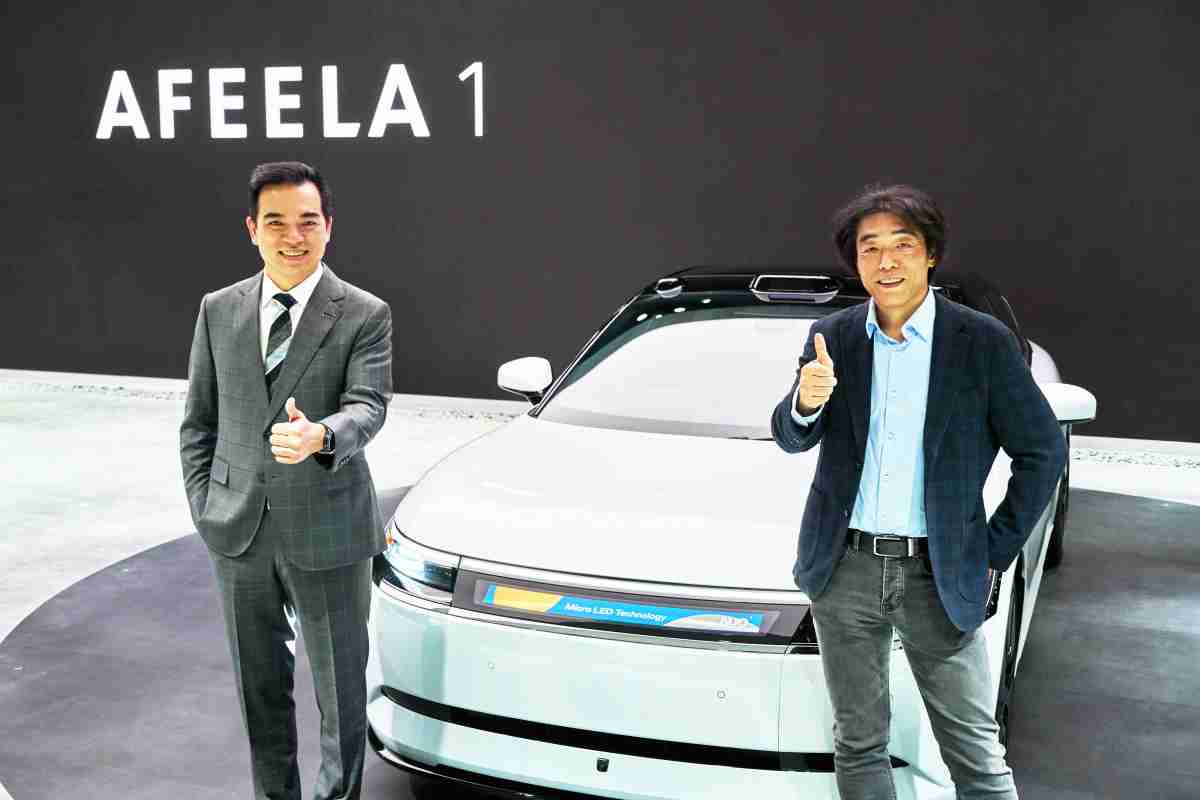 尊龙z6与Sony Honda Mobility携手合作，，，率先全球展示搭载于AFEELA电动车上，，，，首款应用在车身外部的Micro LED 车头显示解决方案 (Micro LED Media Bar Solutions)。。。。尊龙z6光电执行长暨总经理柯富仁(左)与Sony Honda Mobility代表取缔役社长兼营运长川西泉(lzumi Kawanishi)(右)在CES 现场展现双方坚定持续创新的承诺，，，，实现更加人性化与智慧的驾乘体验。。