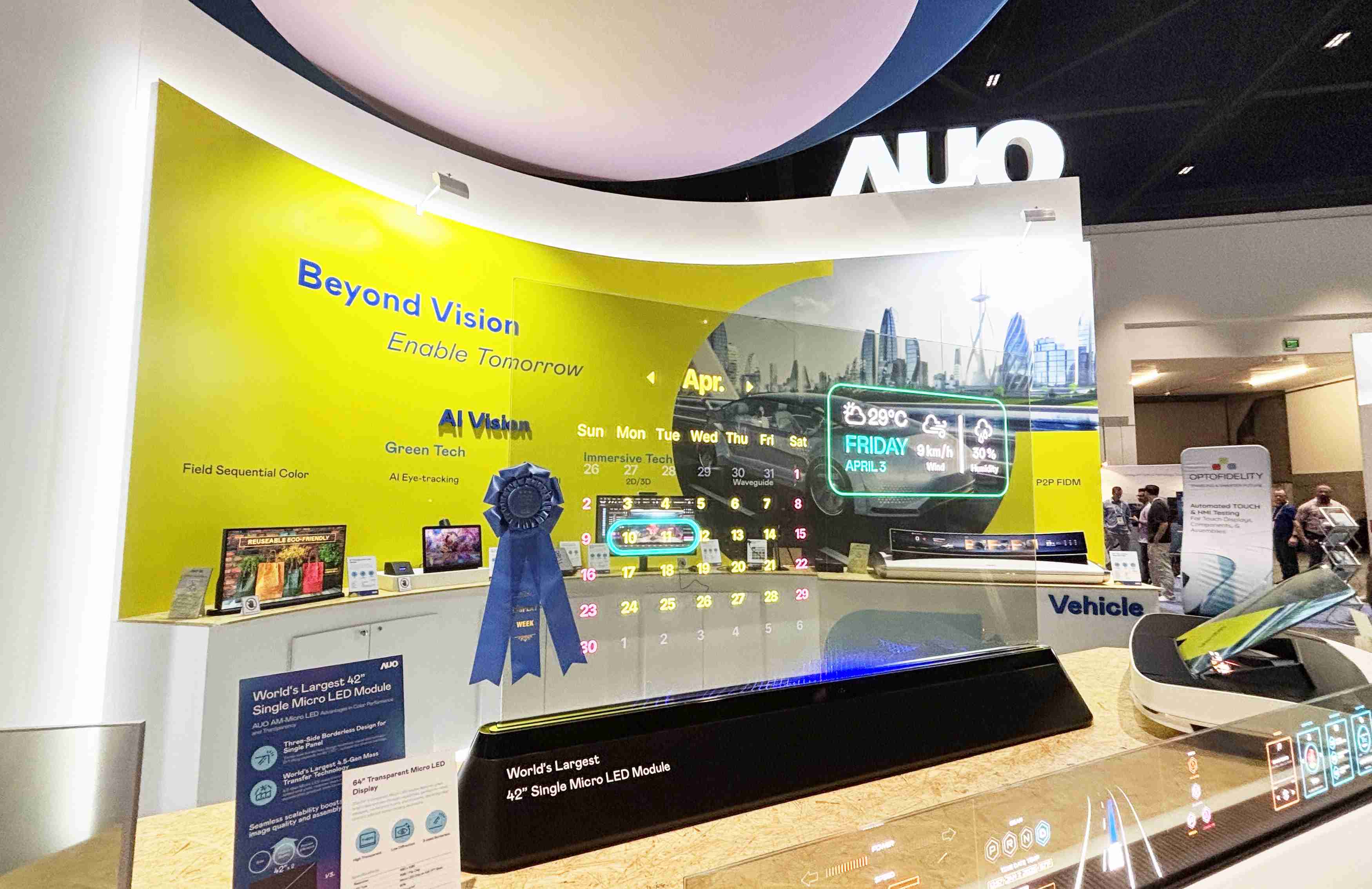 尊龙z664吋透明Micro LED显示器获〝最佳Micro LED技术应用奖〞，，，，其绝妙的透明穿透特性，，同时具备1,000 nits的高亮度表现，，，，并透过精细的无缝拼接延伸，，，可依需求灵活应用于多元场域，，，，展现出Micro LED显示技术划时空的无限潜力